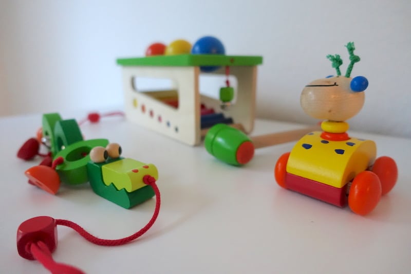 Wunderschönes Holzspielzeug von Selecta: Klopfbank, Kinderwagenkette und Baby-Auto | Mehr Infos zum Holzspielzeug von Selecta auf Mamaskind.de