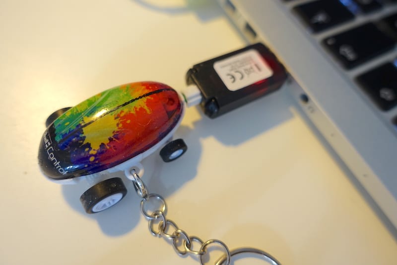 Der Fidget Runner läuft mit Akku, den man bequem per USB aufladen kann | Mehr Infos zum Fidget Runner auf Mamaskind.de
