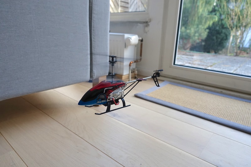 Die Landung klappt ebenfalls sanft - auf dem Landegestell! | Mehr Infos zum Motion Helicopter Red Kite auf Mamaskind.de