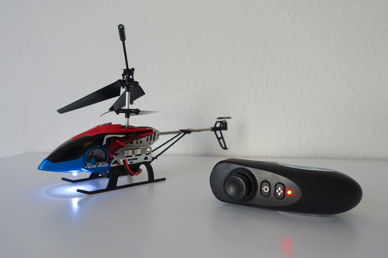 Beide einsatzbereit: Hubschrauber und Fernsteuerung für den Red Kite von Revell | Mehr Infos auf Mamaskind.de