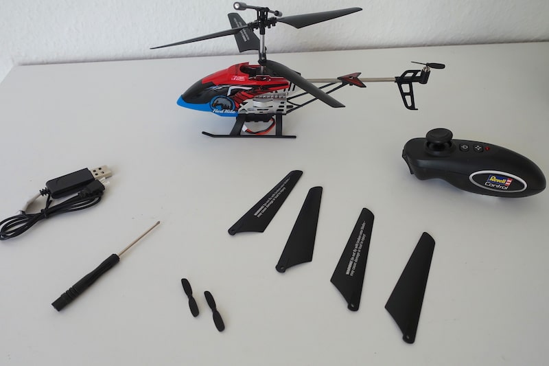Der USB-aufladbare Hubschrauber von Revell mit Ersatzteilen und Fernbedienung | Mehr Infos zu dem Motion Helicopter Red Kite auf Mamaskind.de