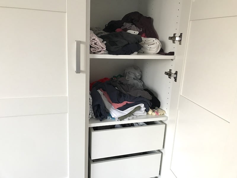 Unordnung in meinem Kleiderschrank: Chaos wie immer! | Mehr Infos zum Thema Ausmisten und Marie Kondo sowie Konsumwahn auf Mamaskind.de
