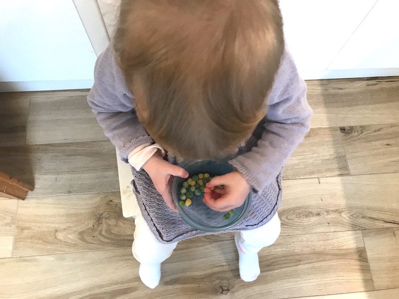 Kleinkind Püppiline isst Tiefkühl-Gemüse - gefroren. | Mehr Infos auf Mamaskind.de