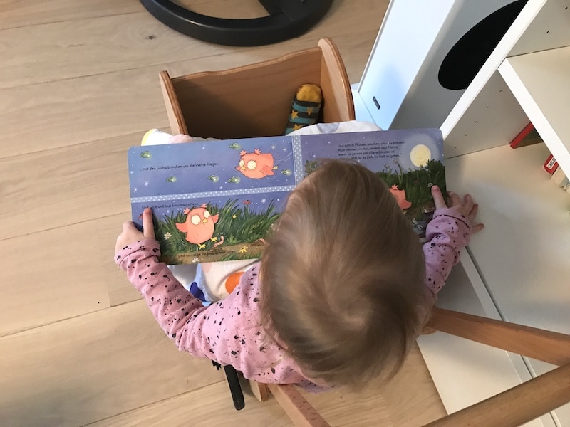 Püppiline liest im Puppenwagen ein Buch. | Mehr Infos auf Mamaskind.de