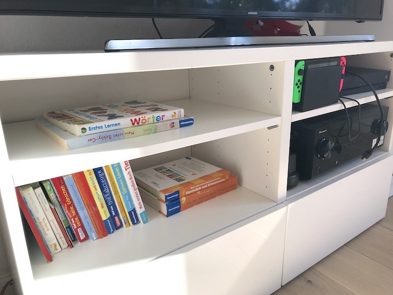 Die Bücher des Kleinkinds kommen im Wohnzimmer-Sideboard unter. Wir üben Ordnung. | Mehr Infos auf Mamaskind.de