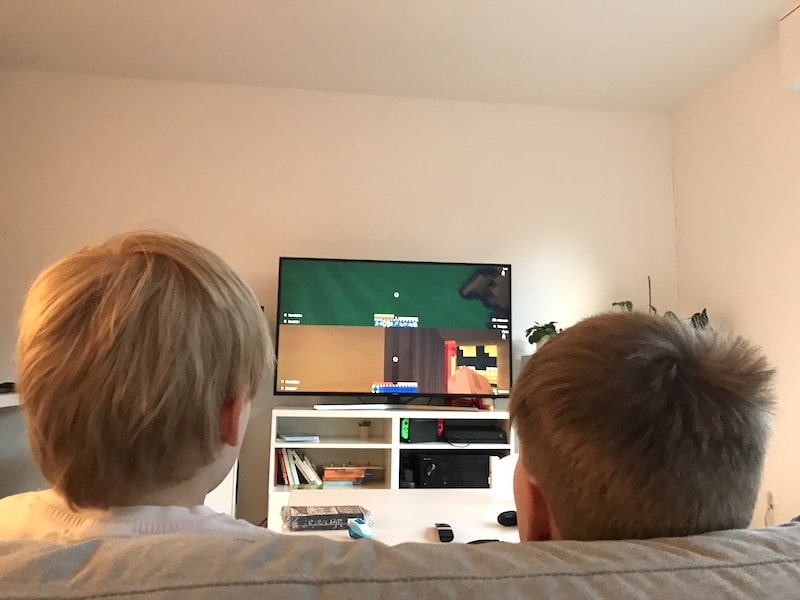 Die Jungs spielen gemeinsam Minecraft auf der Switch. | Mehr Infos auf Mamaskind.de