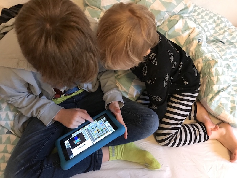 Der kleine Sohn darf dem Bruder beim Minecraft zocken zuschauen - Minecraft für Eltern erklärt