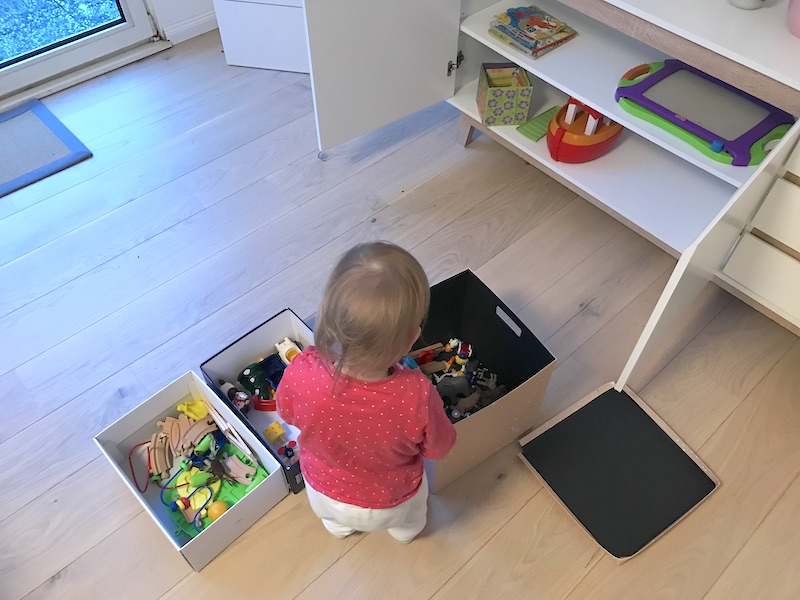 Meine Tochter hilft beim Sortieren des Spielzeugs im Wohnzimmer. Das klappt auch mit 1 Jahr schon! | Mehr Infos zur Ordnung im Wohnzimmer mit Kindern auf Mamaskind.de