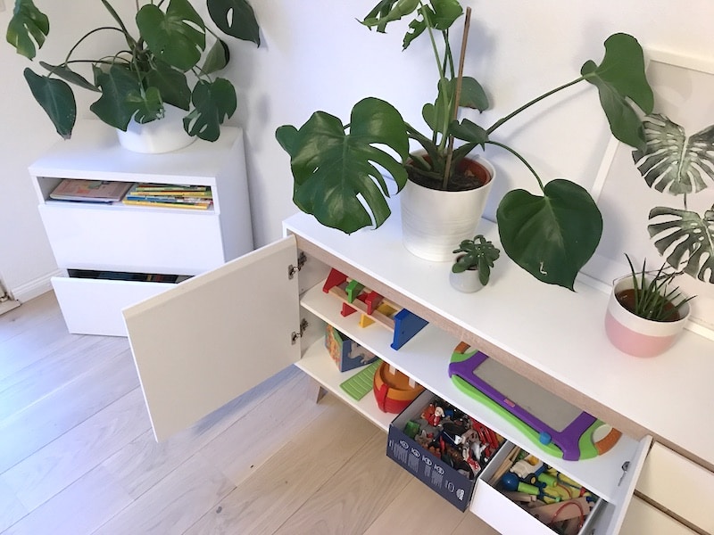 Hinter den Sideboard-Türen im Wohnzimmer versteckt sich Spielzeug! | Mehr Infos zur Ordnung im Wohnzimmer mit Kindern auf Mamaskind.de