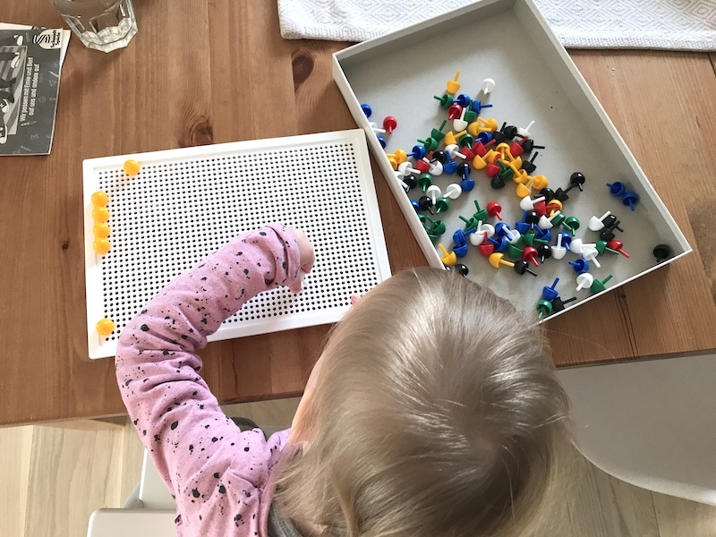 Püppiline liebt kleinteiliges Spielzeug: Perlen stecken | Mehr Infos auf Mamaskind.de