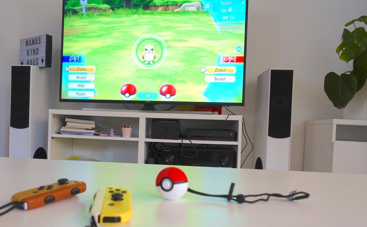 Zu zweit Pokémon fangen: das klappt mit zwei Controllern, die man gleichzeitig "wirft". | Mehr Infos zu Pokémon: Let's Go, Evoli auf Mamaskind.de