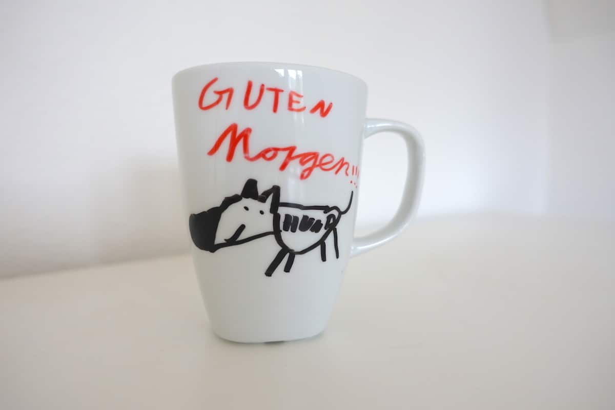 Guten Morgen! Für die Hunde-Oma gibt es auch eine bemalte Tasse mit Hund! | Mehr Infos zum Thema Tassen bemalen auf Mamaskind.de