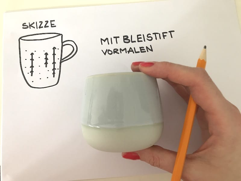 Erst Skizze auf dem Blatt, dann auf der Tasse vorzeichnen. | Mehr zum Thema Tasse bemalen auf Mamaskind.de