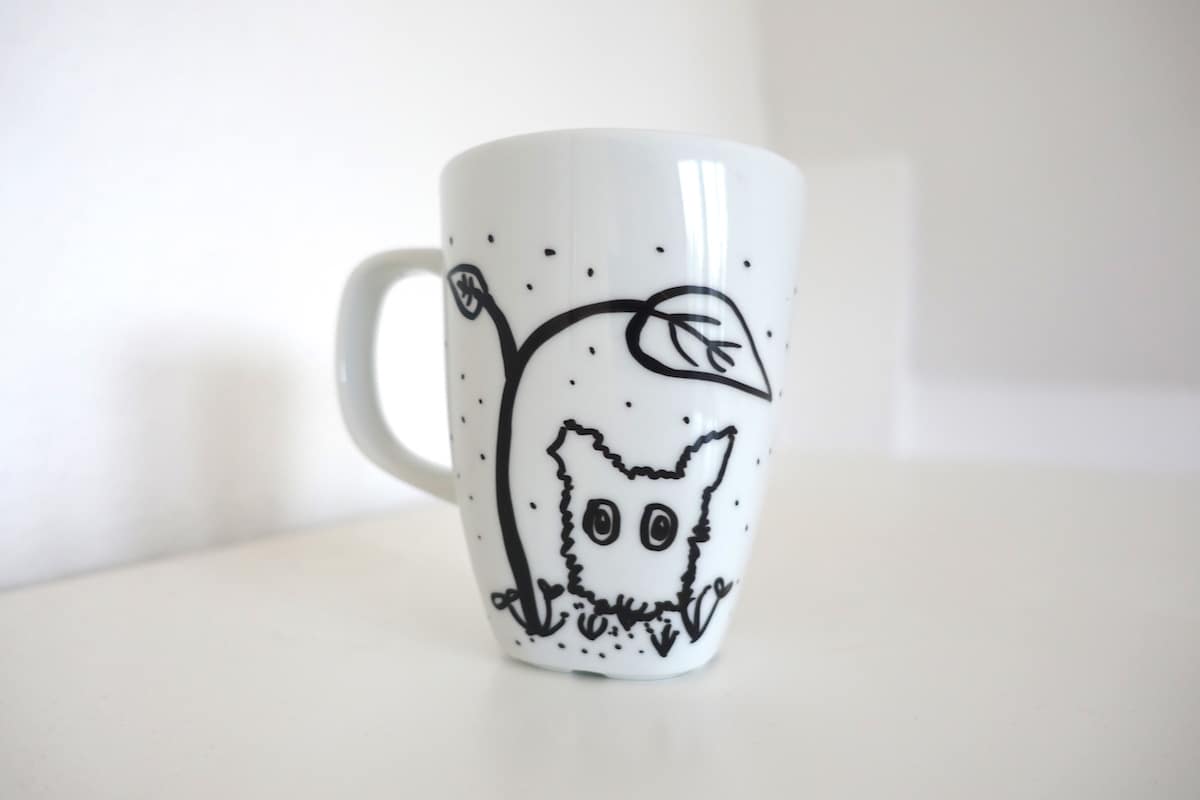 Der kleine Freund von Totoro und Begleiter auf der bemalten Tasse. | Mehr zum Thema Tassen bemalen mit Kindern und Totoro auf Mamaskind.de