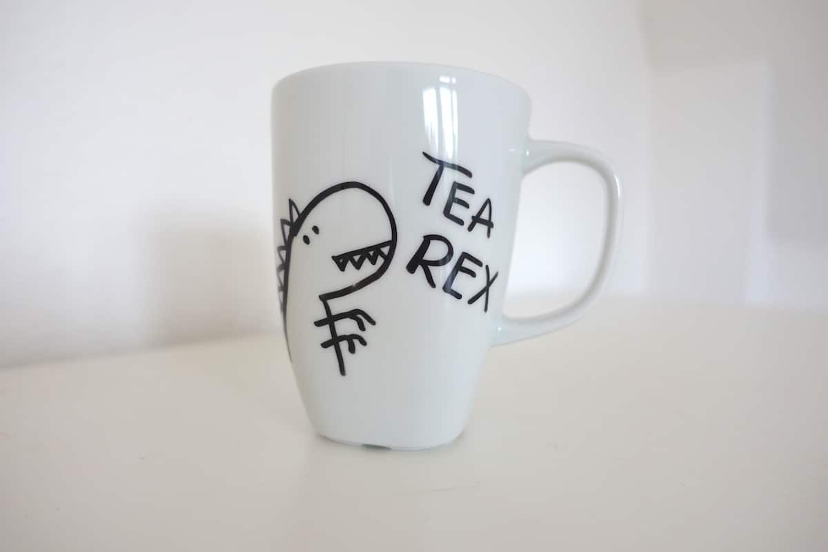 Tea Rex - Dinosaurier T-Rex auf weißer Tasse | Mehr zum Thema Tassen bemalen auf Mamaskind.de