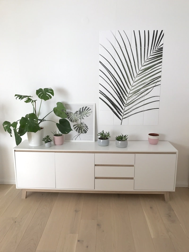 Individuelle Wanddekoration von IXXI - Fotocollage mit Pflanze im Wohnzimmer. | Mehr Infos auf Mamaskind.de