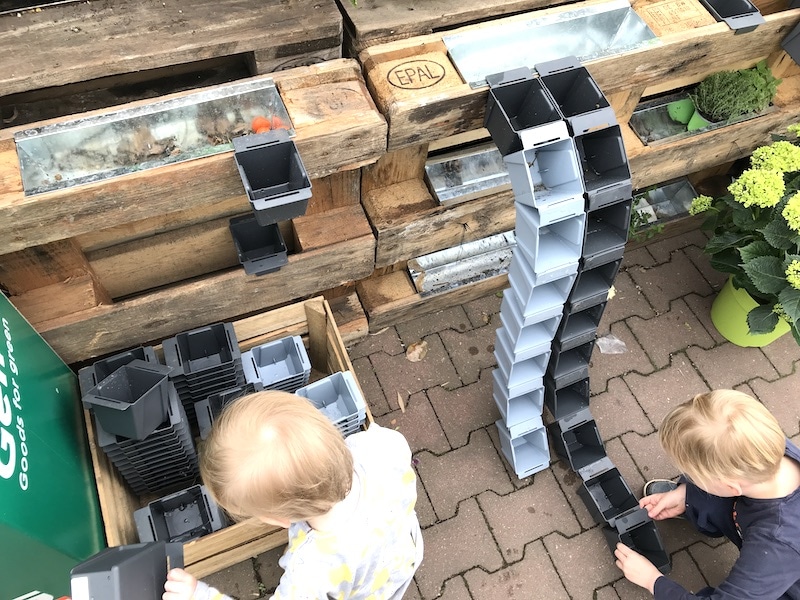 Die Kinder beschäftigen sich im Baumarkt mit coolen Boxen für Paletten. | Mehr Infos auf Mamaskind.de