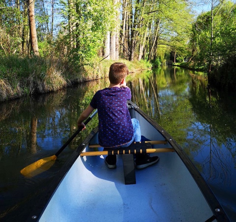 Mein Sohn fährt mit dem Papa Kanadier: Kanu fahren auf den Wasserwegen im Spreewald. | Mehr Infos zum Urlaub im Spreewald mit drei Kindern auf mamaskind.de