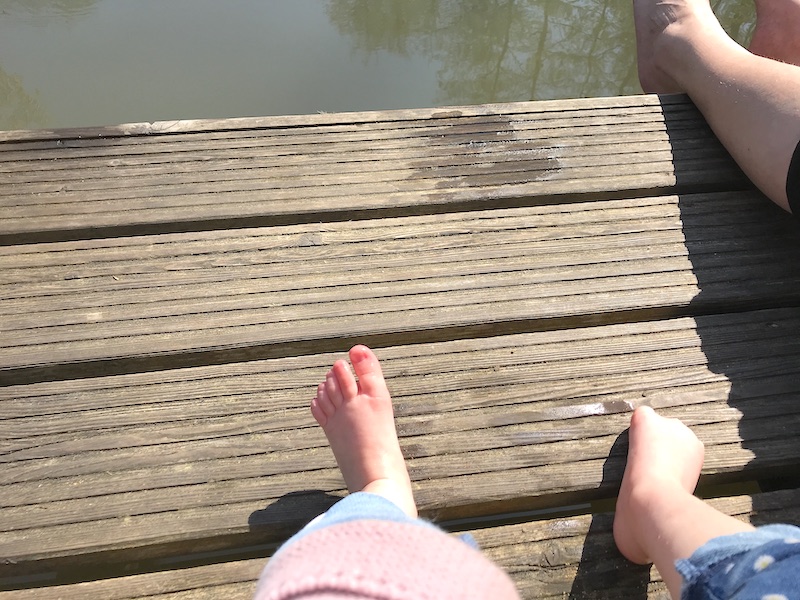 Kneipp-Kur für Kinder im Spreewald: Wir halten unsere Füße ins Wasser. | Mehr Infos zum Urlaub mit drei Kindern im Spreewald auf Mamaskind.de