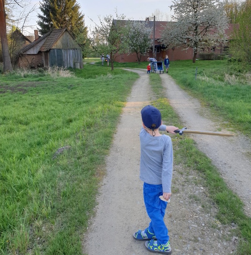 Wir spazieren durch Burg im Spreewald - die Kinder toben sich aus. | Mehr Infos zum Urlaub im Spreewald mit drei Kindern auf Mamaskind.de
