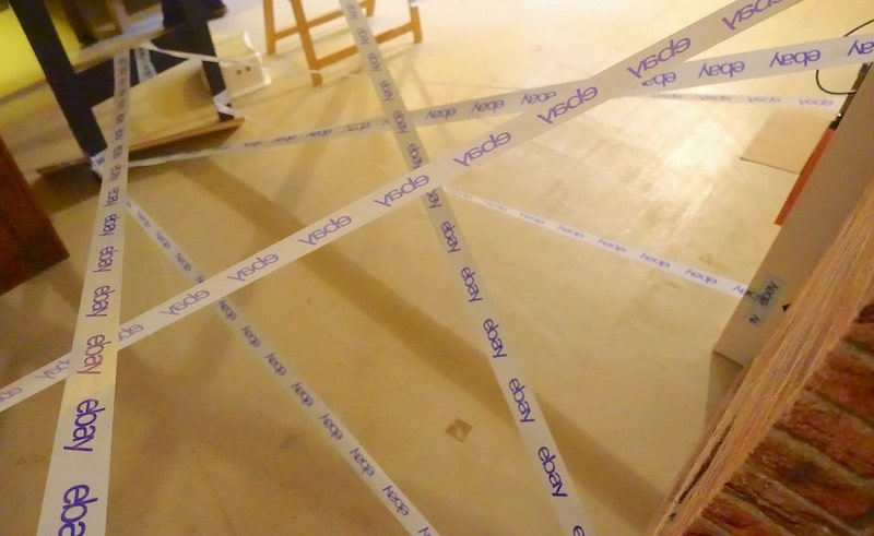 Spiel auf der Detektiv-Party: Ein Laserstrahlen-Netz aus Klebeband für kleine Detektive. | Mehr Infos zur coolen Detektiv-Party auf Mamaskind.de
