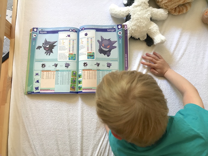 Ein guter Begleiter: Das Lösungsbuch zu Pokémon Let's Go: Evoli & Pikachu wird nahezu täglich angeschaut und studiert. | Mehr Infos zu den besten Nintendo Switch Spielen für Kinder auf Mamaskind.de
