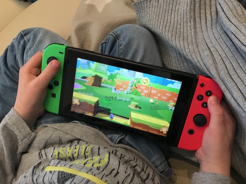 Perfekt für 4-Jährige: Yoshi's Crafted World auf Nintendo Switch. | Mehr Infos und Tipps zu Nintendo Switch Spielen für Kinder ab 4, 6 und 12 Jahren auf Mamaskind.de