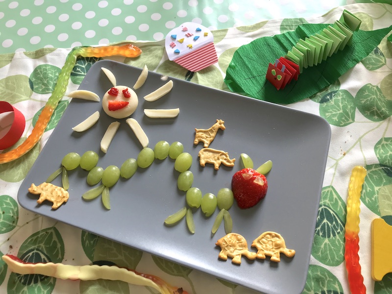 Leckerer Obstteller: Raupe Nimmersatt mit Käse-Sonne und gebastelter Raupe aus einer Hexentreppe. | Mehr Infos und Ideen zum Kindergeburtstag auf Mamaskind.de