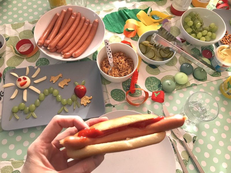 Abendessen zur Raupe Nimmersatt Party: Hot Dogs. Das sind auch irgendwie Raupen... ;) | Mehr Infos zur Mottoparty auf Mamaskind.de