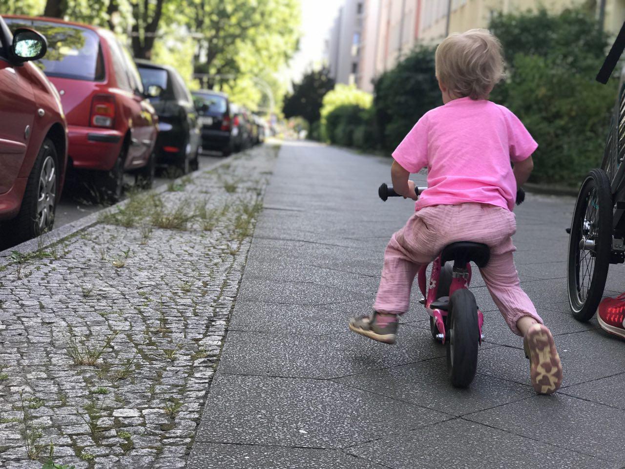 Sumsebiene Püppiline: Meine Tochter flitzt mit 26 Monaten auf dem Laufrad davon. Ich muss rennen! - Mehr Infos auf Mamaskind.de