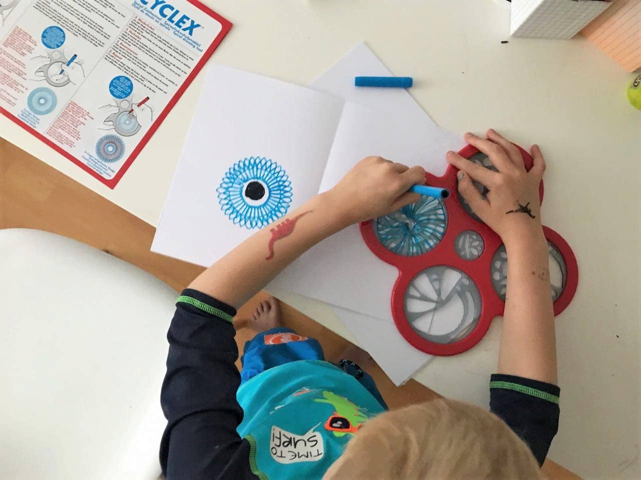 Super kreatives Geburtstagsgeschenk: ein Spirograph zum Malen von Mustern - Mehr Infos auf mamaskind.de