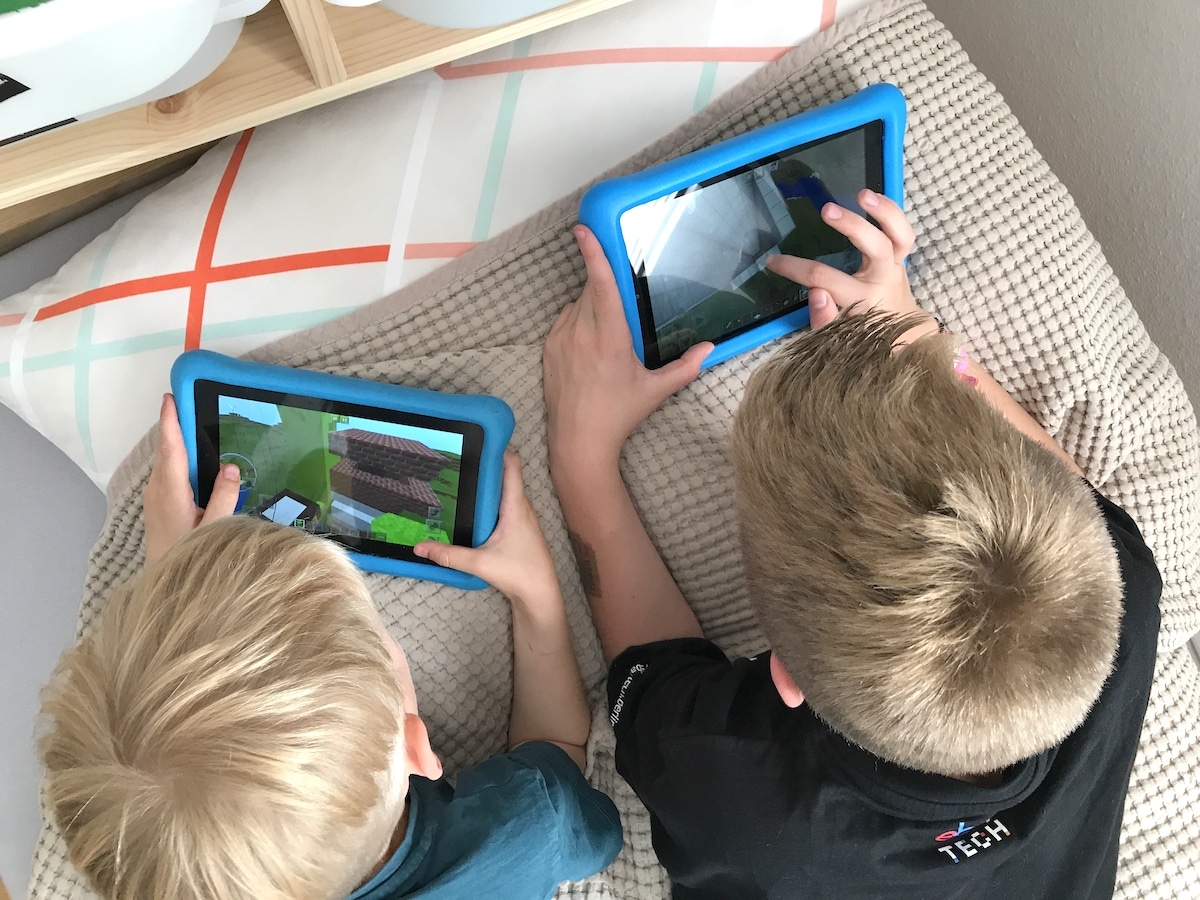Die Kinder würden am liebsten dauerhaft zocken, z. B. Minecraft. - Mehr Infos zur Mediennutzung von Kindern auf Mamaskind.de