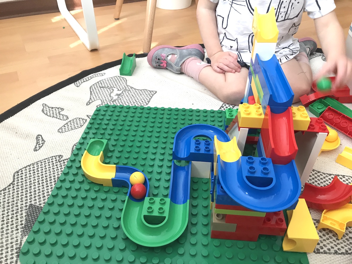 Langjährigen Lieblingsspielzeug: Hubelino Murmelbahn für Lego Duplo. - Mamaskind.de