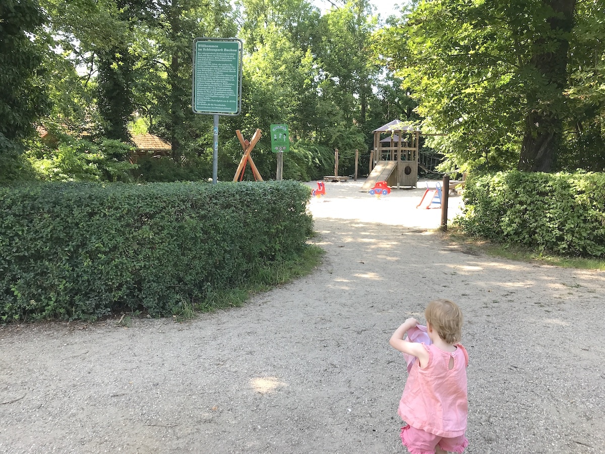 Inmitten der Natur rund um den Schlosspark Buckow: der kleine Spielplatz. - Mehr Infos auf Mamaskind.de