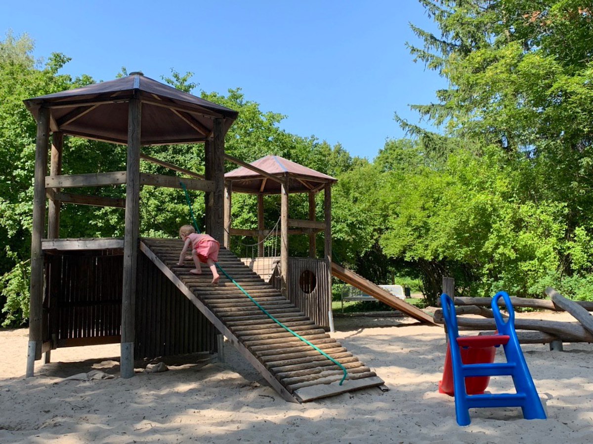 Der Spielplatz am Schlosspark in Buckow ist ganz niedlich und hat tollen Sand. - Mehr Infos auf Mamaskind.de