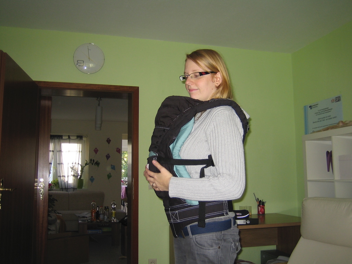 Frisch schwanger: Trockenübung mit der Tragehilfe - Mamaskind.de