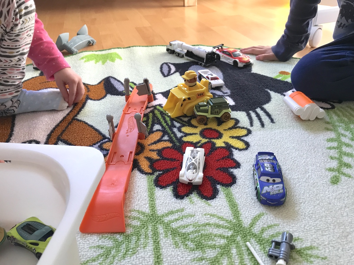 Mit verbliebenen Autos auf dem neuen Teppich spielen. - Mamaskind.de