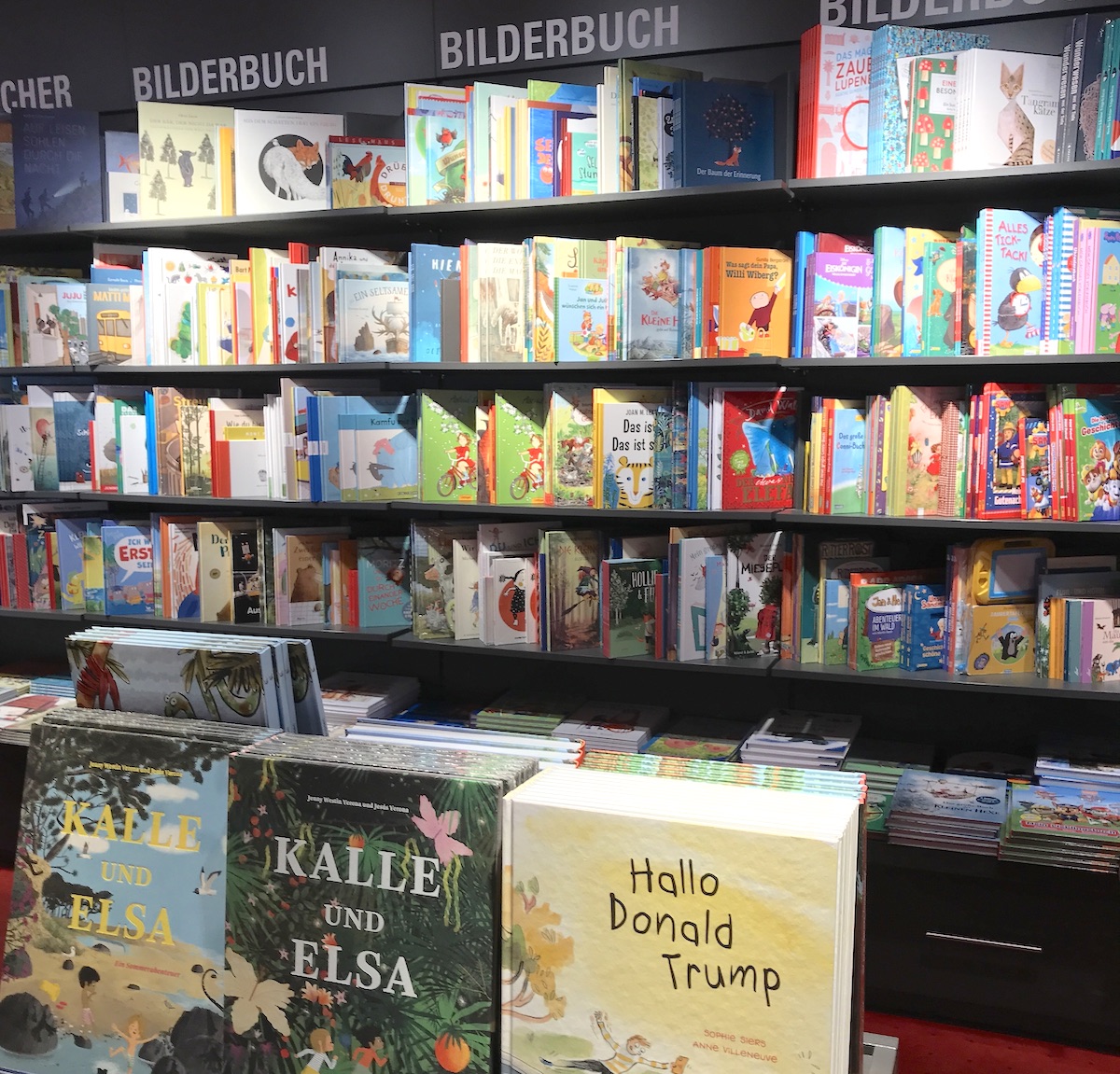 Große Kinderbuchabteilung mit Vorlese- und Spielecke im Dussmann KulturKaufhaus - Mamaskind.de