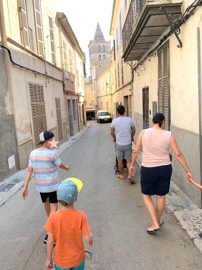 Die Kinder sind unterwegs in Sineu auf Mallorca. - Mehr Infos zum Thema Mallorca mit Kindern auf Mamaskind.de