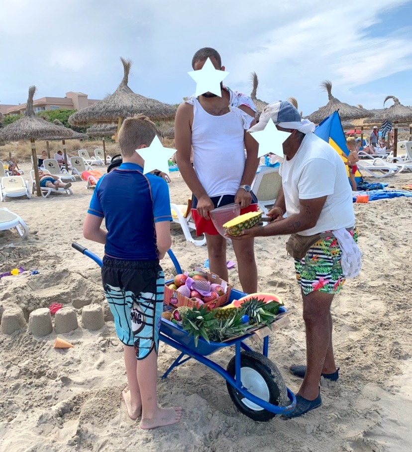 Obstverkäufer am Strand: Die Ananas wurde mit wenigen Schnitten mundfertig geschnitten. - Mallorca mit Kindern auf Mamaskind.de
