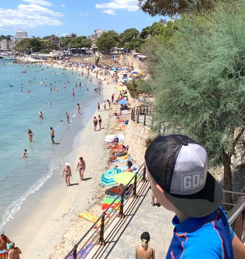 Strand in Porto Cristo - Mallorca. Sehr voll aber schön. - Mallorca mit Kindern auf Mamaskind.de