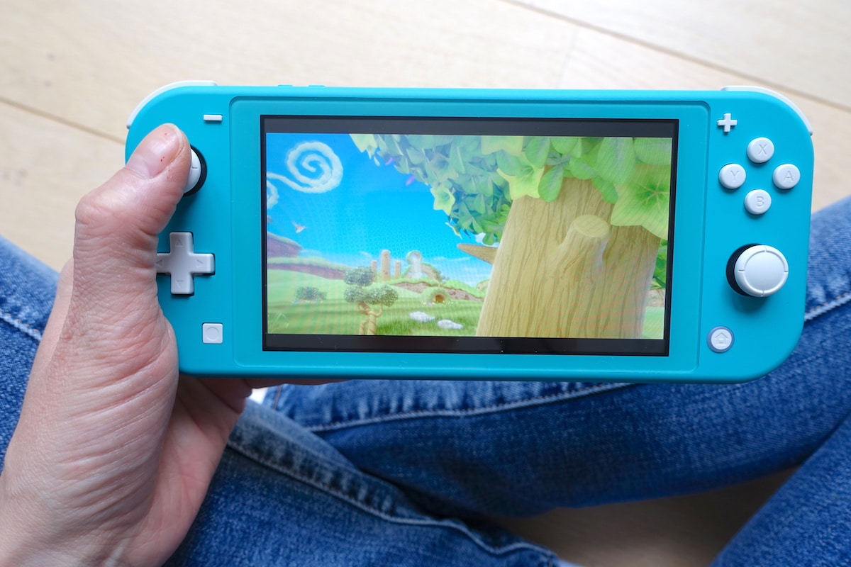 Bequem unterwegs zocken: Mit der Nintendo Switch Lite - leichter als der Vorgänger. - Mehr Infos zum Test auf Mamaskind.de
