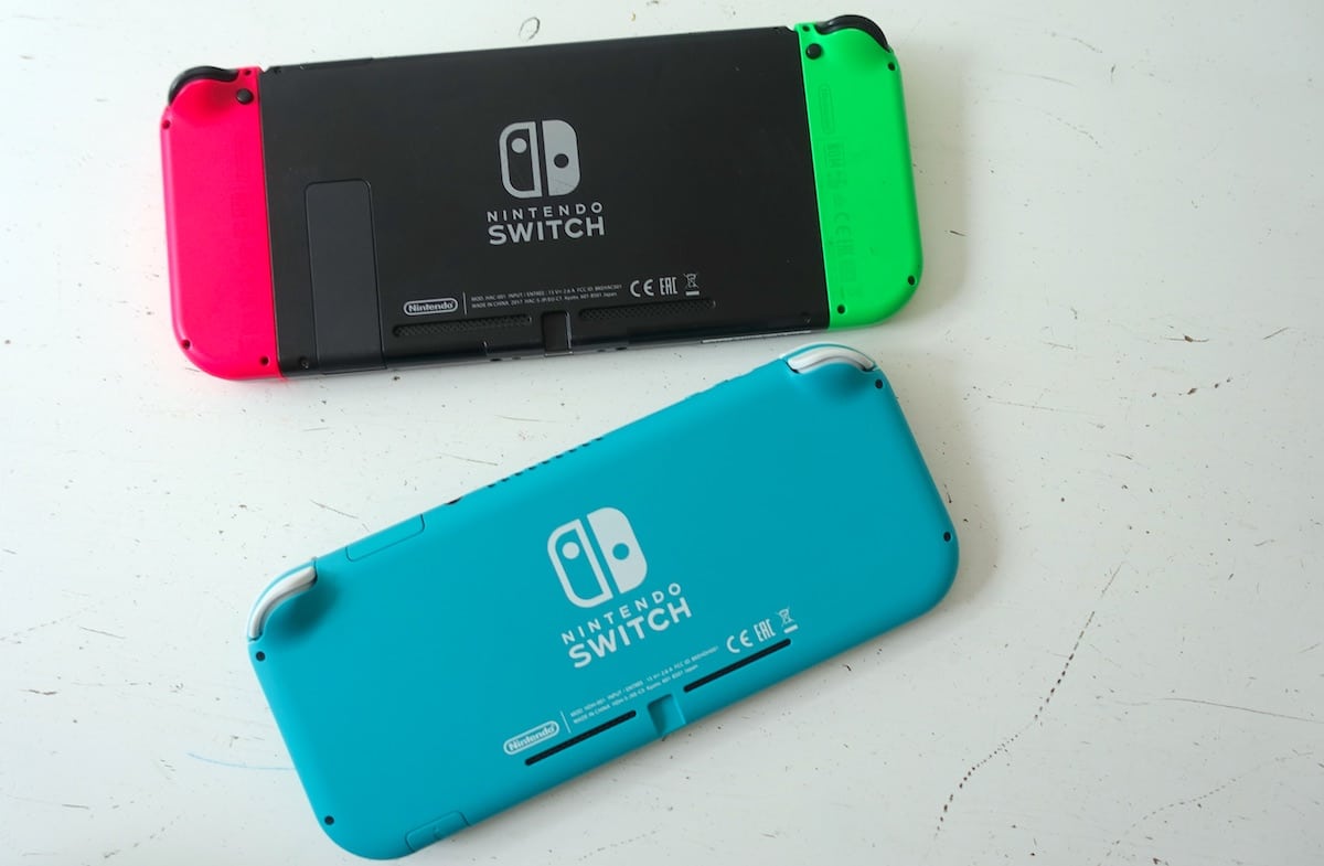 Deutliche Unterschiede von Switch und Switch Lite auf der Rückseite erkennbar - Mehr Infos zum Nintendo Switch Lite Test auf Mamaskind.de
