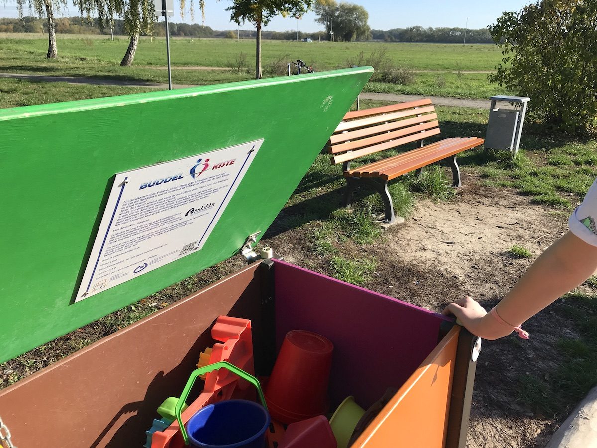 Super Idee! Eine Buddelkiste auf dem Spielplatz mit Spielzeug für alle Kinder! - Mamaskind.de