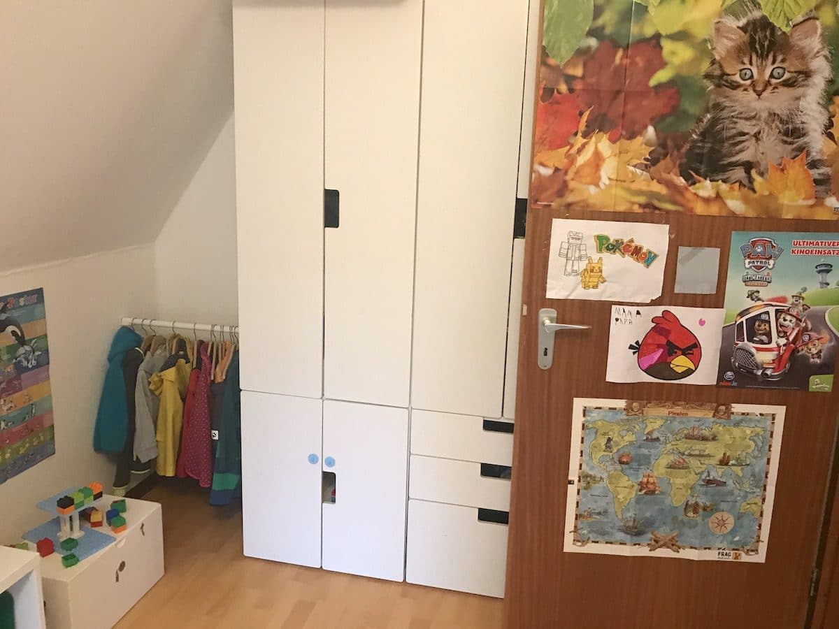 Die Kinderzimmertür darf beklebt werden: Poster und gemalte Bilder des 5-Jährigen - Mehr Infos auf Mamaskind.de