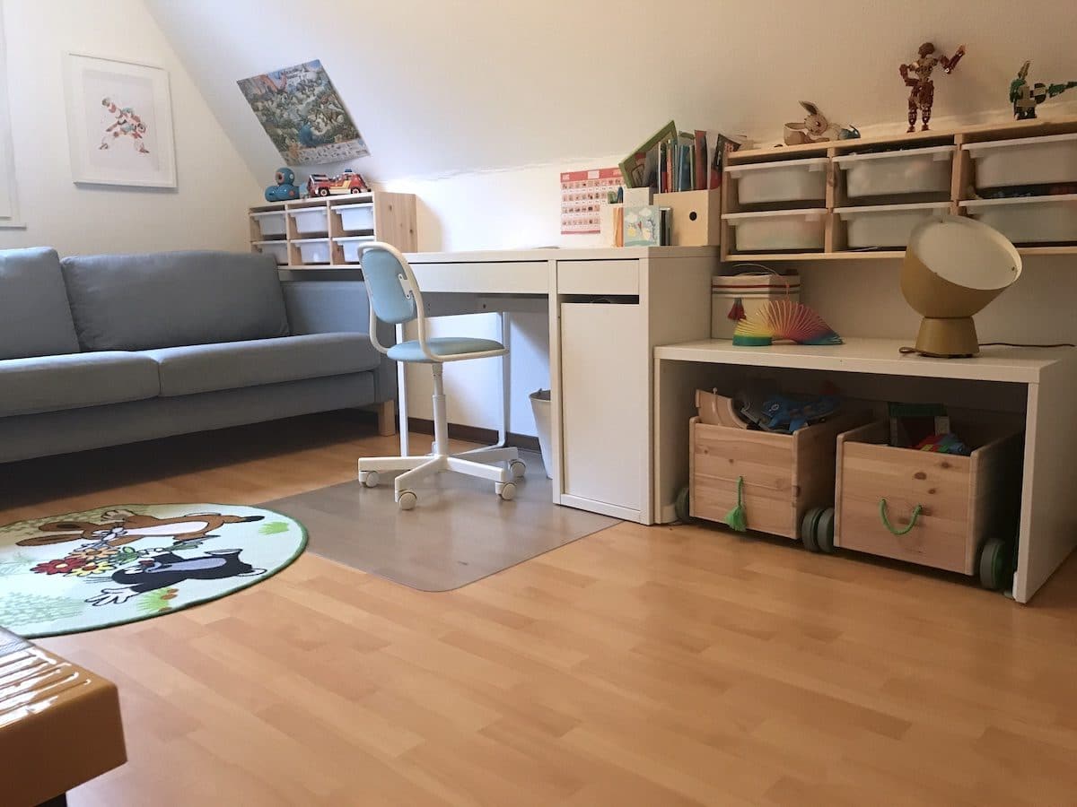 Viel Platz zum Spielen auf dem Boden mit Holzschienen und Lego Duplo. - Mehr Infos auf Mamaskind.de