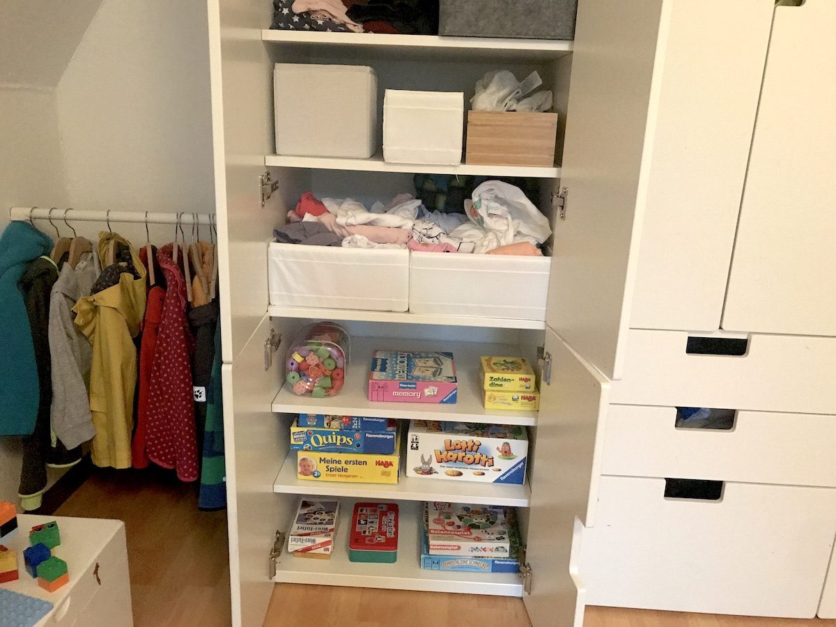 Kleiderschrank von Püppiline, 2 Jahre alt mit altersgerechten Spielen und Anziehsachen - Mehr zum geteilten Kinderzimmer auf Mamaskind.de