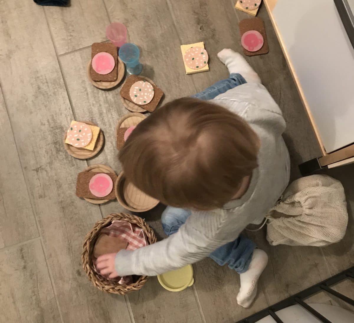 Spielen beim Kita-Freund: meine Kinder lieben seine Kinderküchen-Ausstattung! - Mehr Infos auf Mamaskind.de