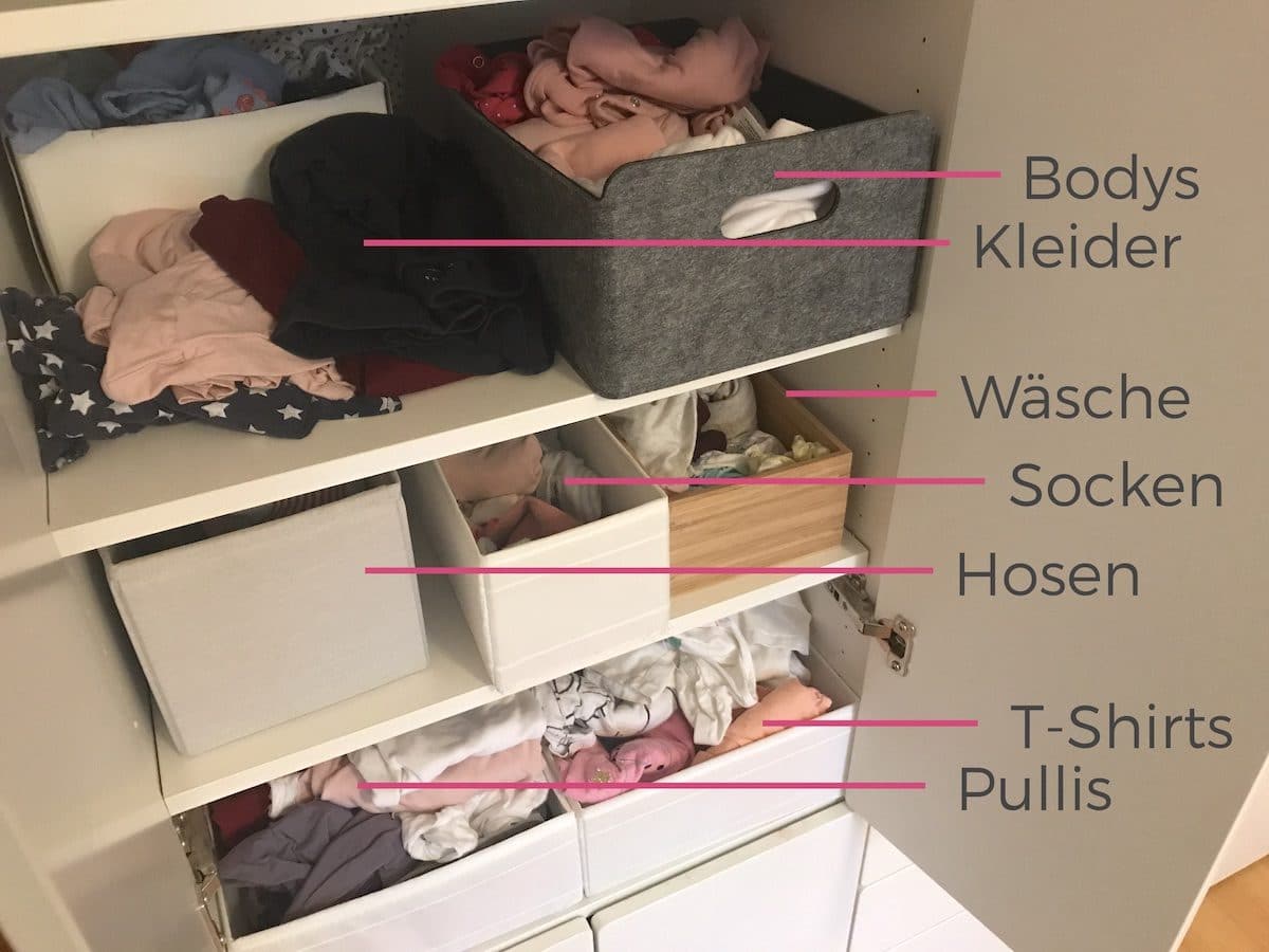 Kleiderschrank meiner Tochter: Auch kleine Mädchen haben viele Kleidungsstücke - Schrankaufteilung - Mehr Infos zum gemeinsamen Kinderzimmer auf Mamaskind.de