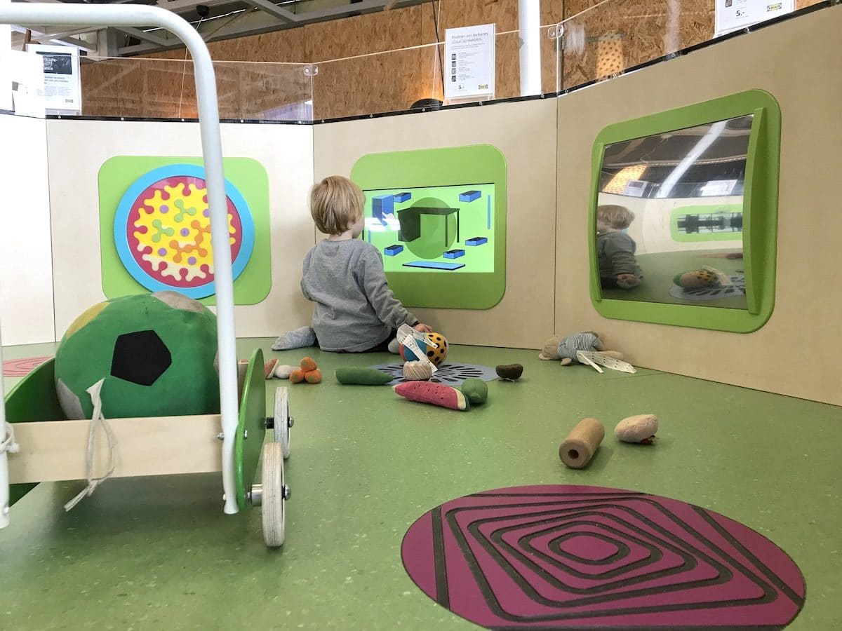 Die Jüngste liebte die digitalen Spiele im Möbelhaus. - Mamaskind.de